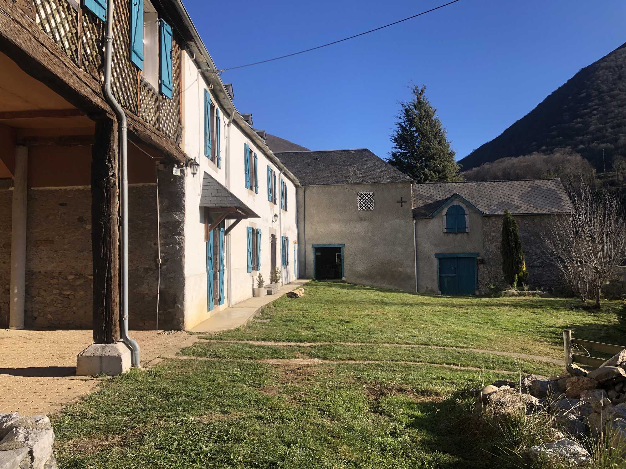 Façade sud et dépendances depuis la cour