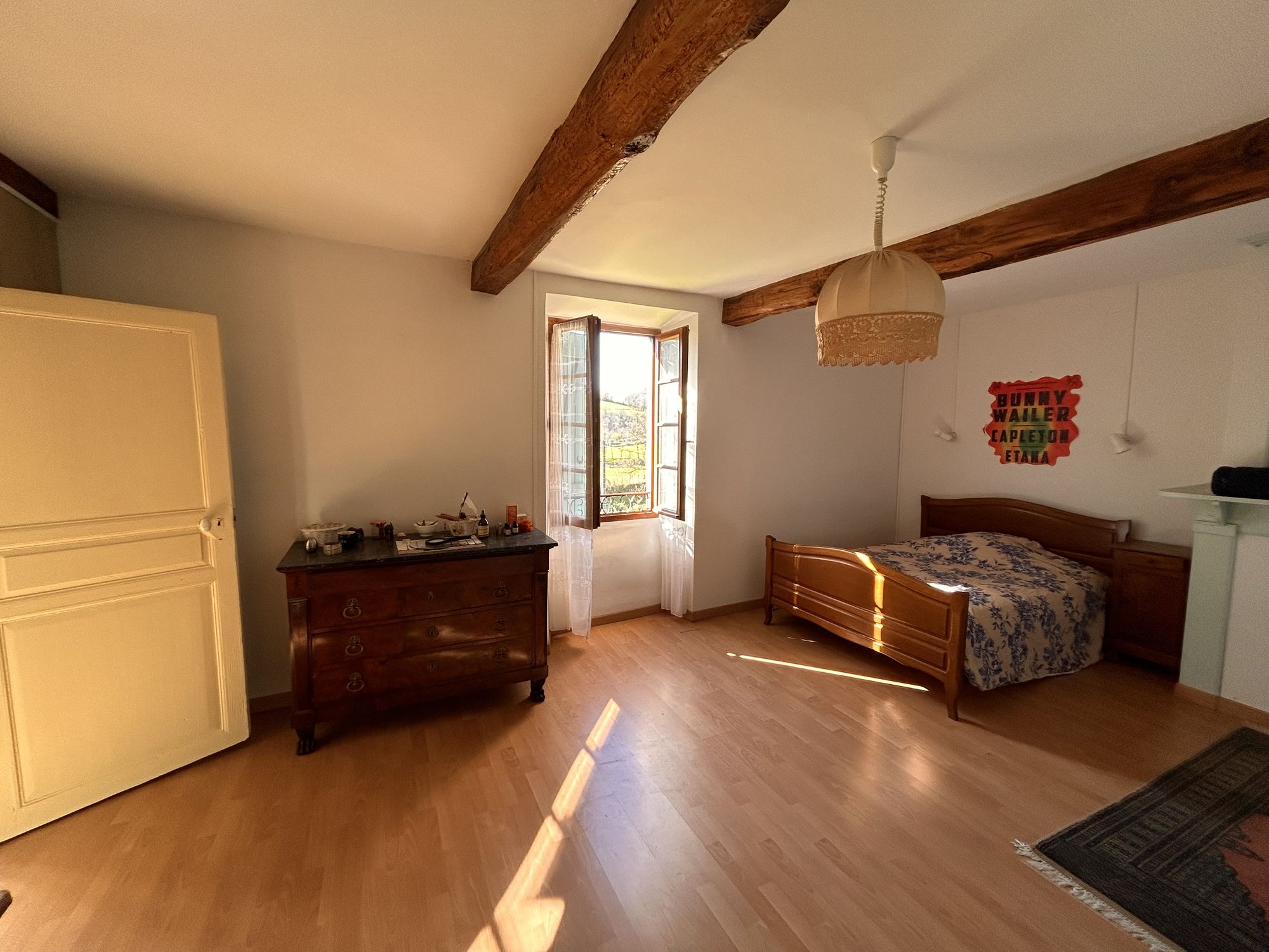 Chambre avec commode ancienne