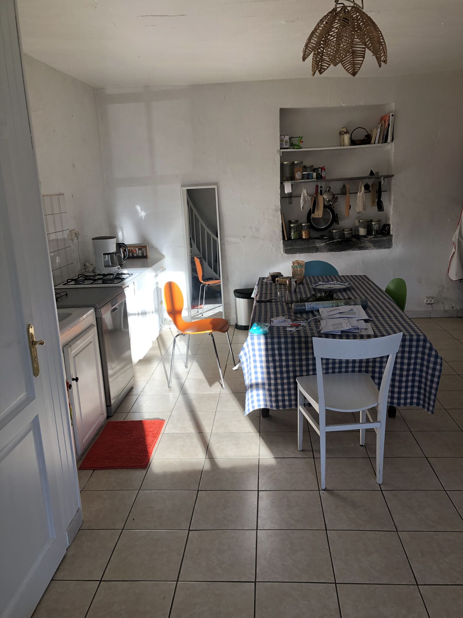 Cuisine avec table en bois