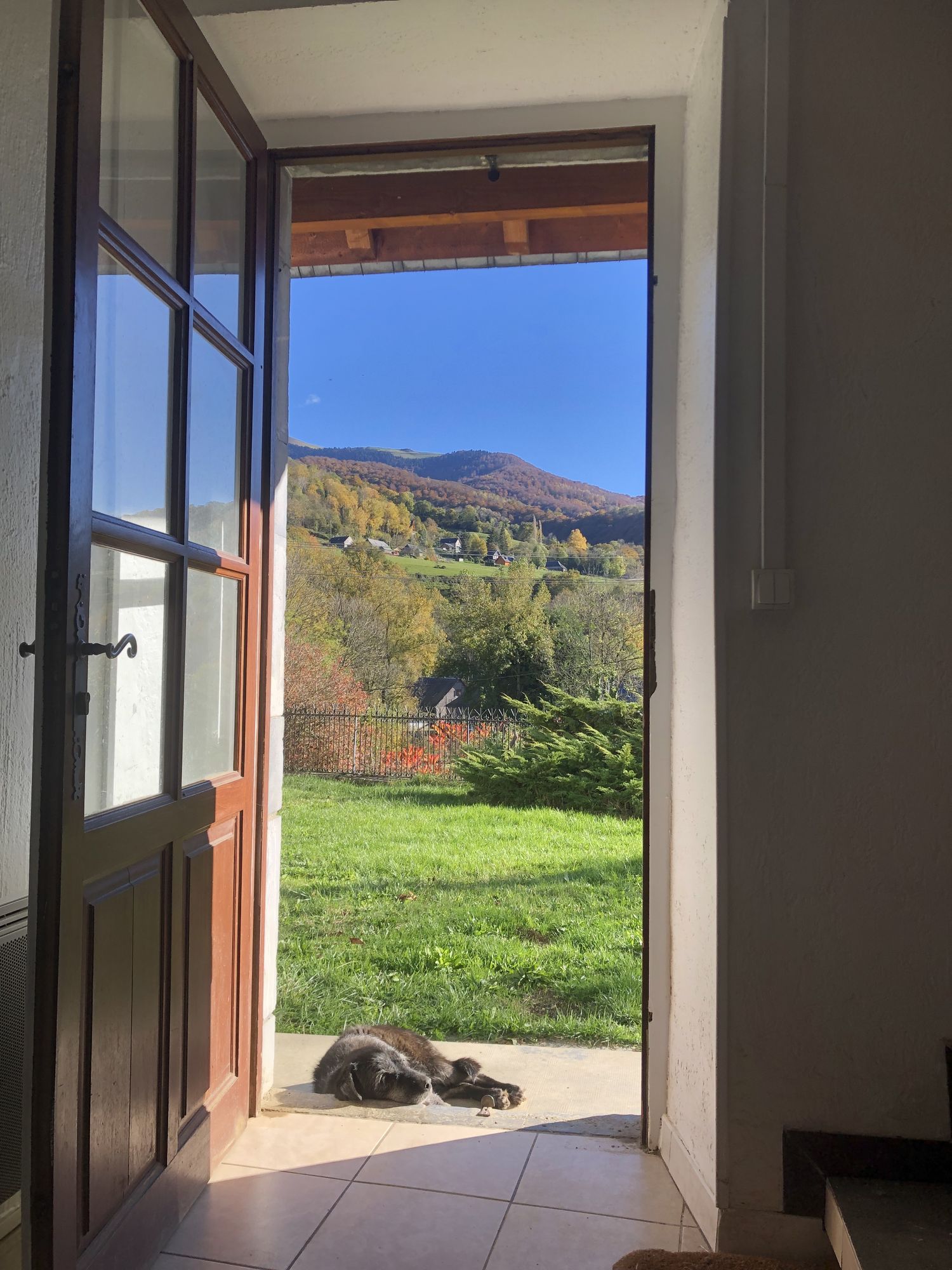 Vue depuis la fenêtre de la cuisine sur la vallée