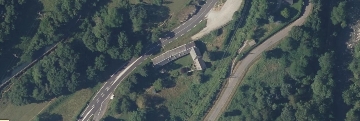 Vue aérienne de la propriété et de son environnement